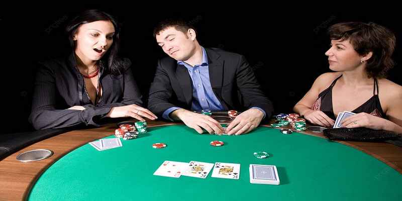 Cách đọc bài đối thủ khi chơi Poker qua quan sát ánh mắt